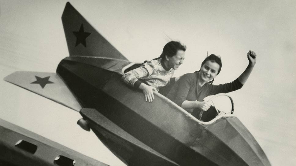 Михаил Грачев. «Москвичи. Аттракцион в парке». 1956