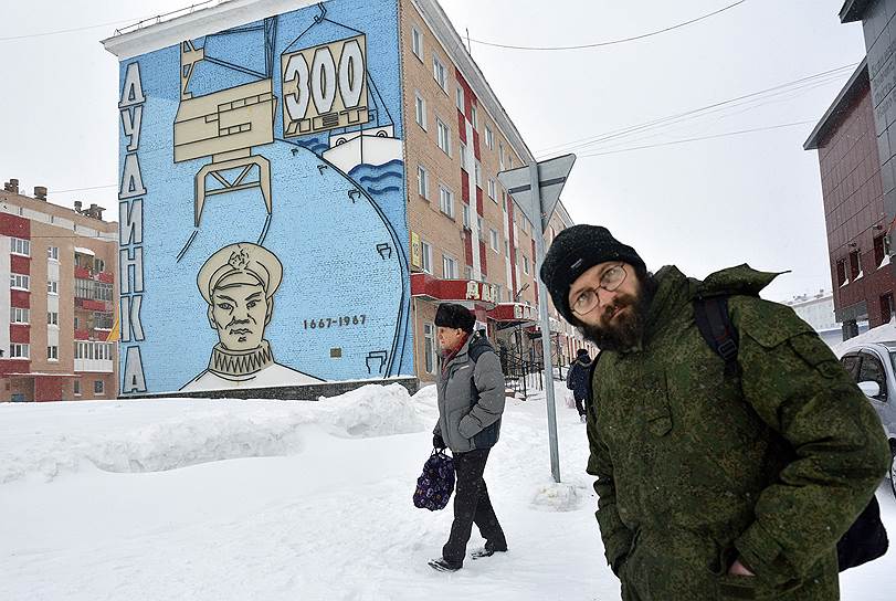 Дудинка – это прежде всего порт. Этому посвящены и росписи на стенах домов 