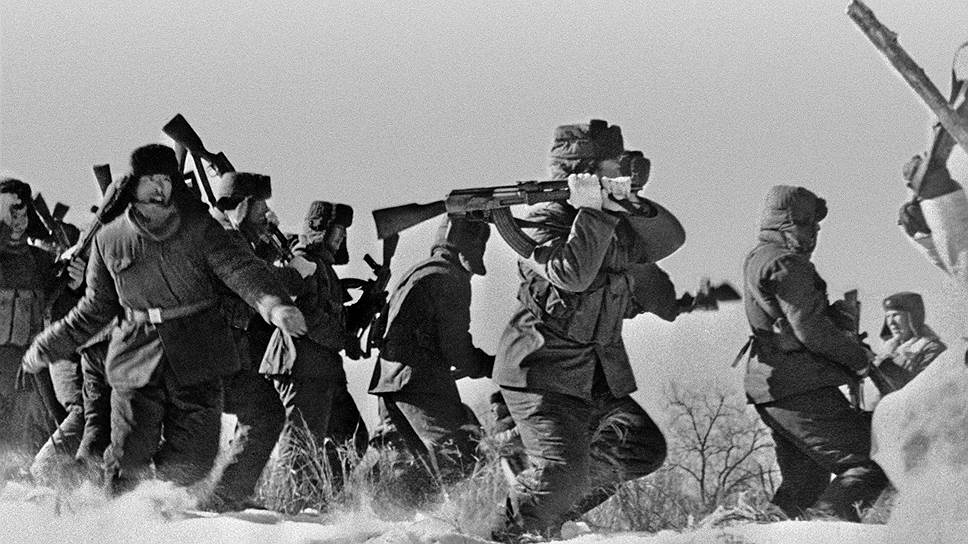 Советско-китайский пограничный конфликт в 1969 году. Отряд китайских солдат пытается ворваться на остров Даманский на территории СССР