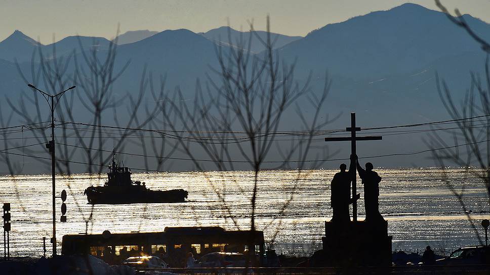 Бронзовый памятник святым апостолам Петру и Павлу в Петропавловске-Камчатском