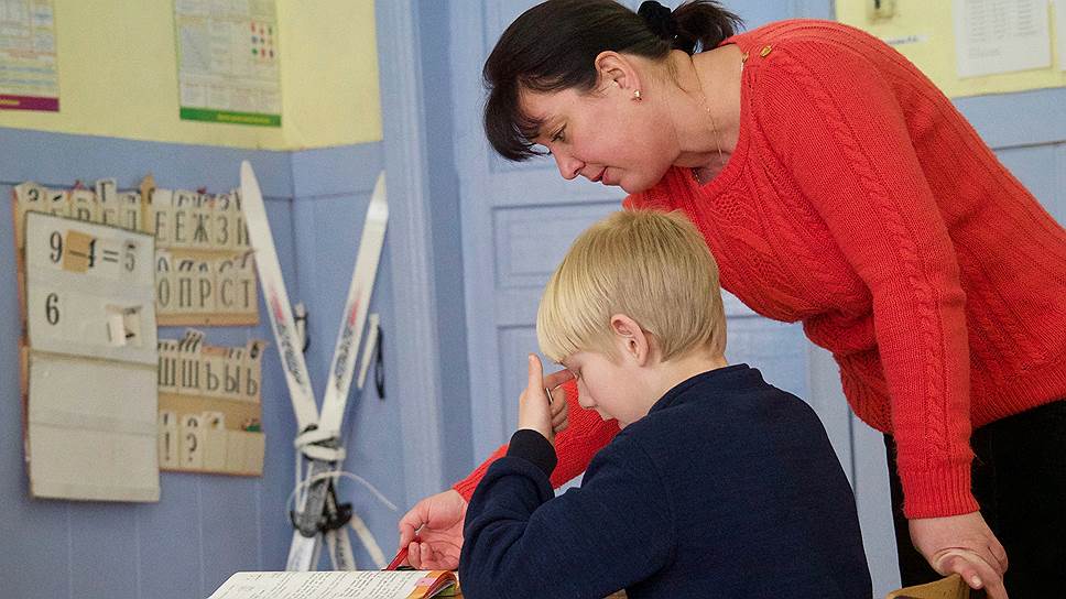 Урок русского языка в 4-м классе. Иногда дети приезжают в школу на лыжах