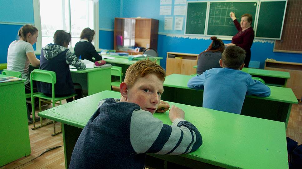 Учитель ведет сразу два урока — алгебру и геометрию для 7-го и 8-го классов: маленькие классы часто объединяют на одном уроке. Порядок такой: одни слушают, другие выполняют задания. Потом наоборот