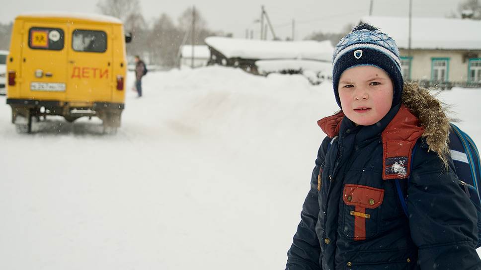 Первоклашка Антон — сын учительницы младших классов. Он проводил на автобус друзей, которые живут в других селах, и идет домой