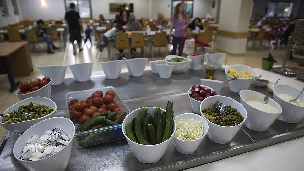 Овощи, фрукты, масло, хлеб — шведский стол в одном из кибуцев на Голанах. На завтрак обычно подается и манная каша