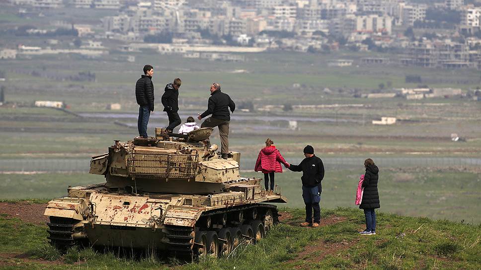 Отслужившая свое бронетехника напоминает о тяжелых боях за эти места в прошлом веке