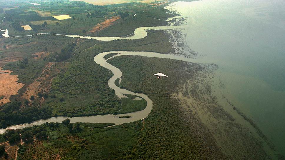 Самый стратегический ресурс Голан — вода. На фото — река Иордан впадает в Тивериадское озеро (оно же Галилейское море)