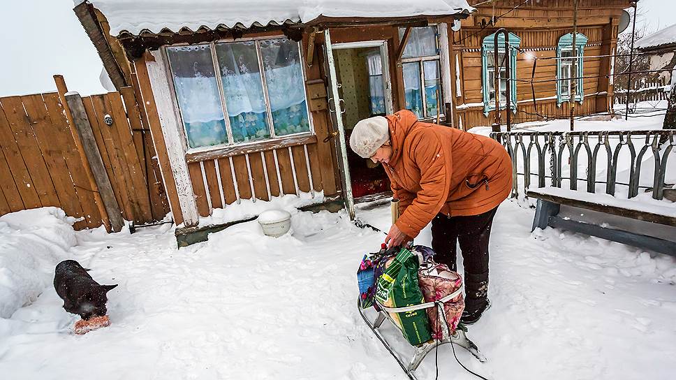 В сумках больше 10 килограммов. Выручают санки, летом — велосипед 