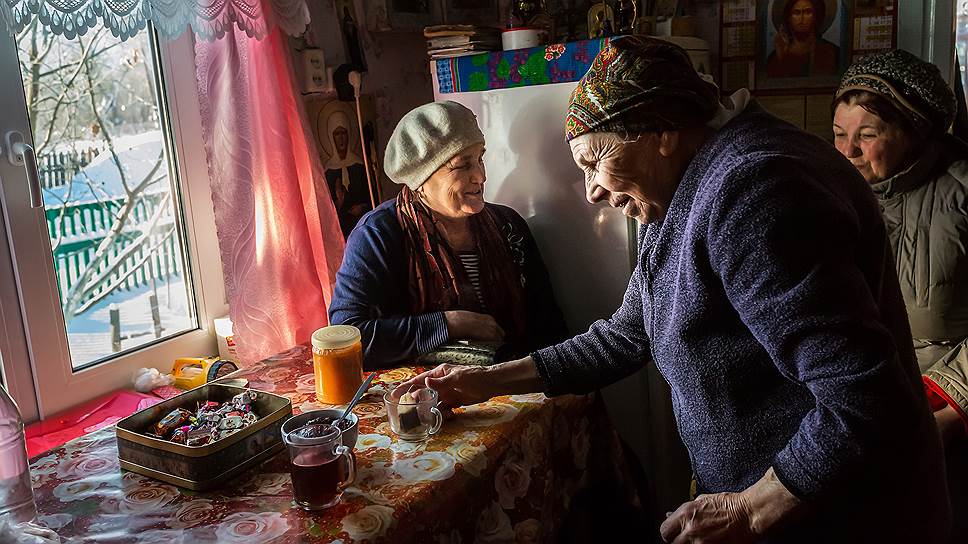 Анна Михайловна усадила Татьяну пить чай с конфетами и вареньем 