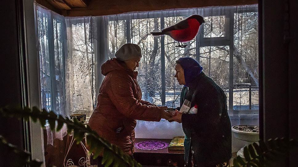 Татьяна Глухова (слева) соцработник уже 28 лет. Пять лет назад она вышла на пенсию, но продолжает работать