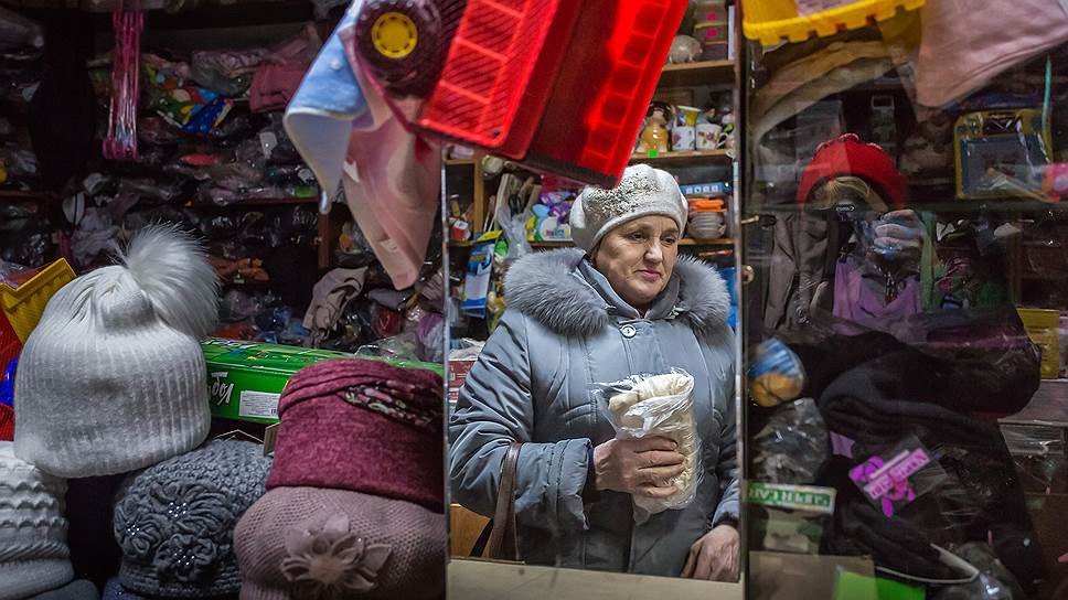 В хозяйственном магазине Татьяна покупает белье для одной из бабушек 