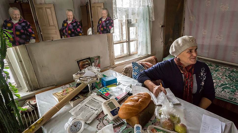 Все, что нужно купить, Татьяна записывает в тетрадку 