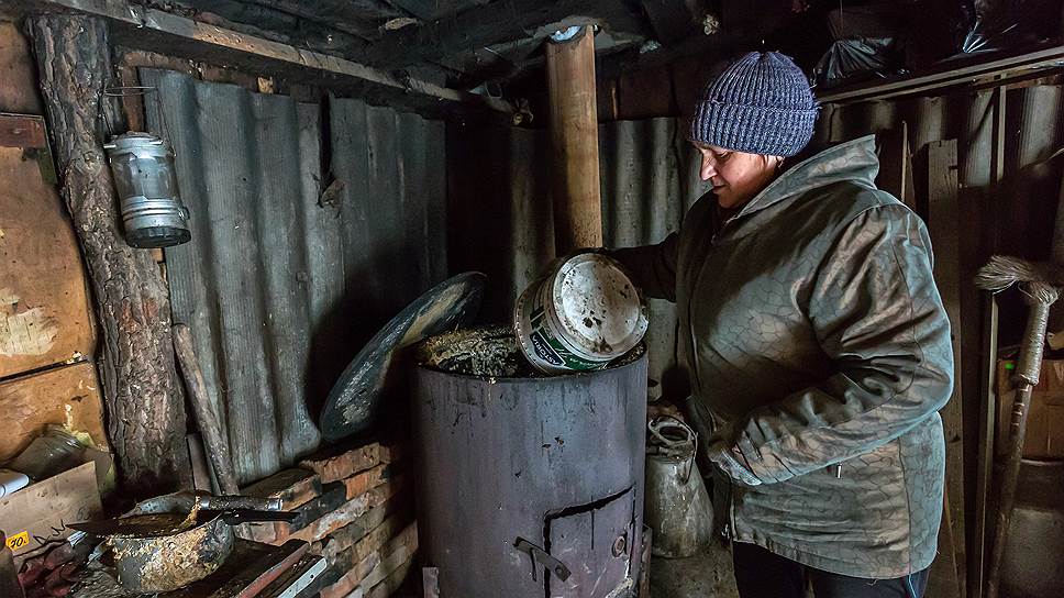 Утро Татьяны начинается с приготовления корма для поросят 