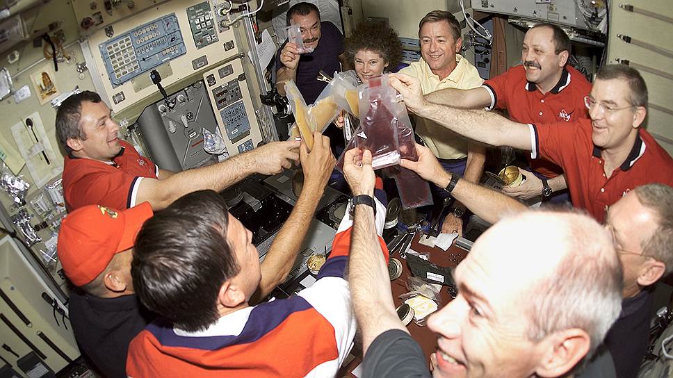 Это тост на орбите 2001 года. С тех пор космическое меню сильно изменилось 