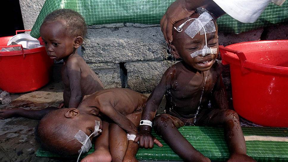 Сироты в лагере Кибумба ждут, когда их вымоют волонтеры. Их родители были убиты