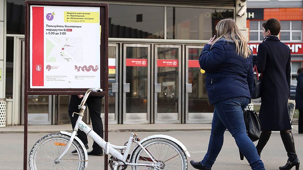 Станции подземки непривычно пассажиров не принимали. Правда, вернулись к работе с опережением графика