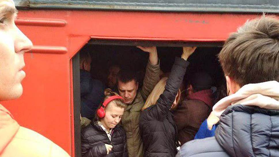 В электричках, бесплатно перевозивших пассажиров по маршруту в дни закрытия станций, было тесно