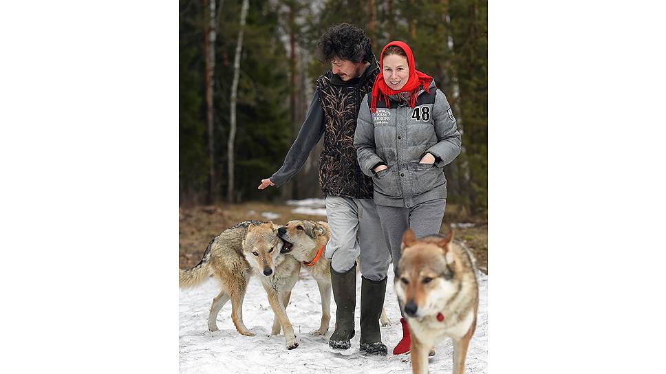 Каждый день Ярослав и Настя гуляют с влчаками, которые внешне очень напоминают волков