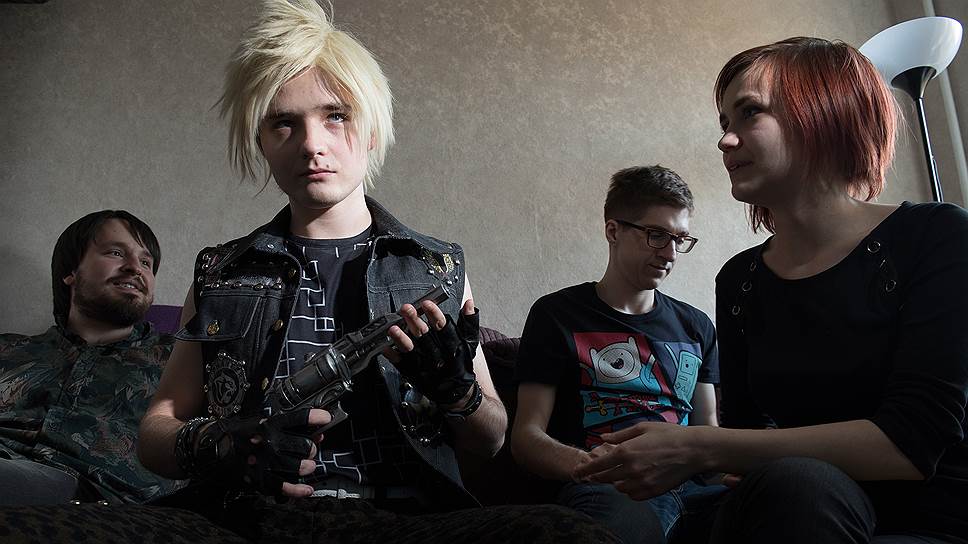 Косплейер Арсений (второй слева) в образе  во время фотопроекта