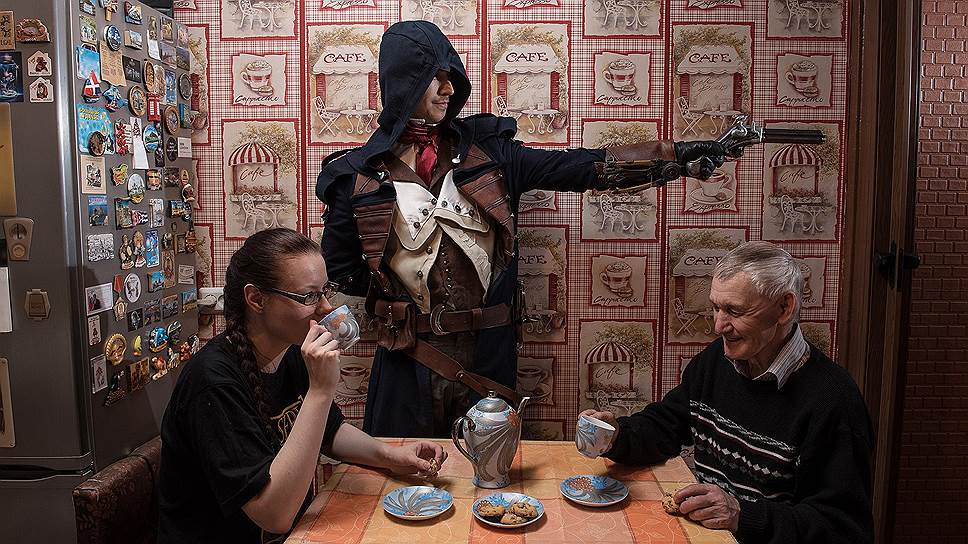 Косплейер Антон Миронов (в центре) в образе во время фотопректа