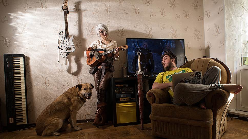 Косплейер Ульяна (в центре) в образе во время фотопректа