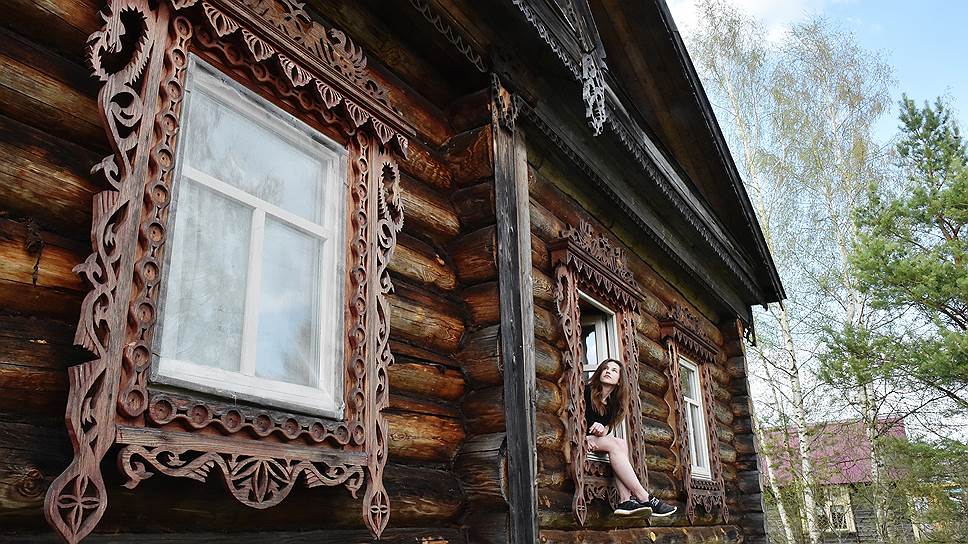 Василий — талантливый зодчий. Наличники — его работа. В окне — приемная дочка Елены и Василия Саша