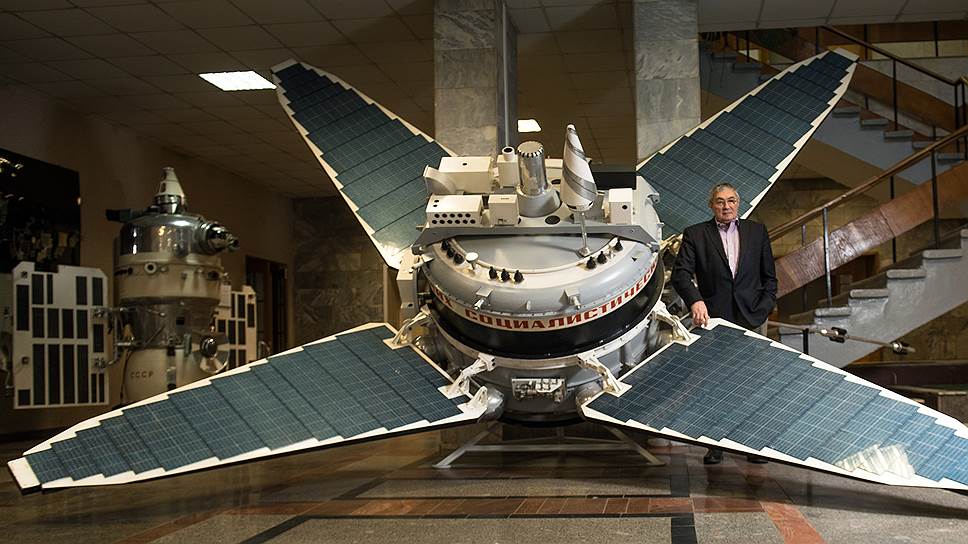 Академик Лев Зелёный рядом с космическим аппаратом «Прогноз». Такие спутники были частью проекта «Интербол» 