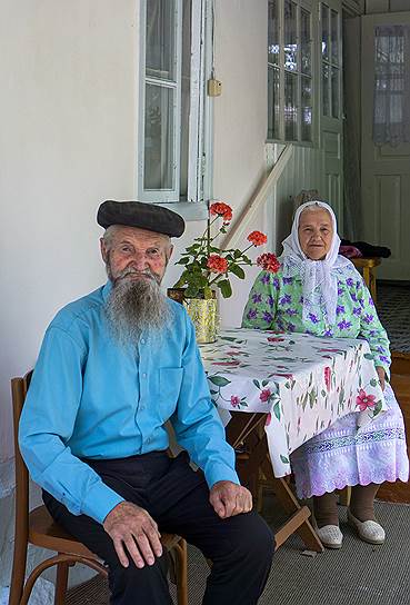 Анастасия и Василий Козловцевы вместе более 60 лет. «Вот мы побранимся, осерчаем, но никогда не было, чтобы мы больше двух часов не разговаривали. Даже по молодости»,— говорит Анастасия Тимофеевна