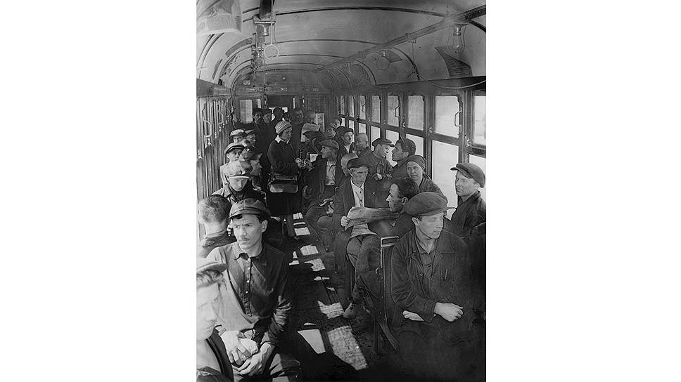 Трамвай, везущий рабочих на завод без толкотни, вызвал сомнения в правдивости съемки