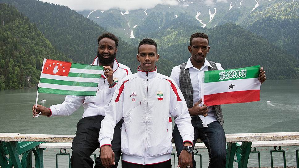 Игроки сборной Сомалиленда на озере Рица со своим национальным флагом 