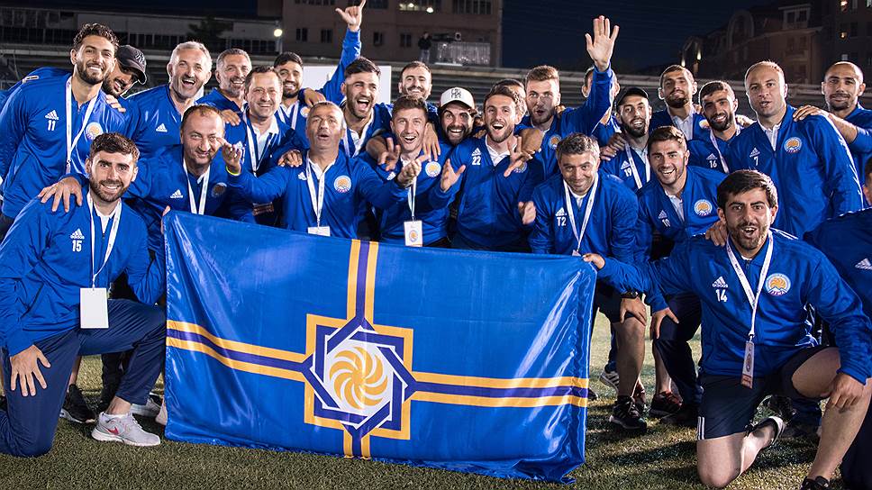 Сборная Западной Армении на стадионе в Степанакерте