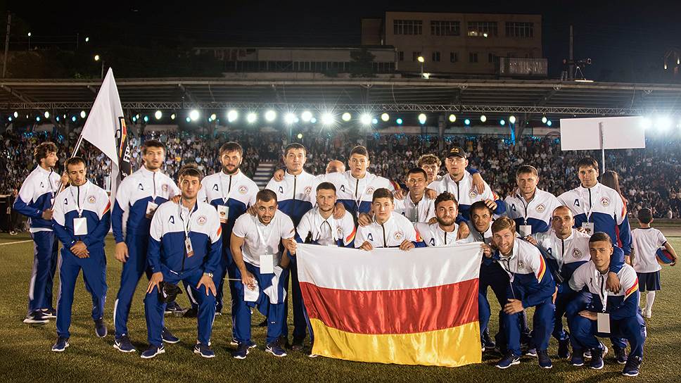 Сборная Южной Осетии на стадионе в Степанакерте