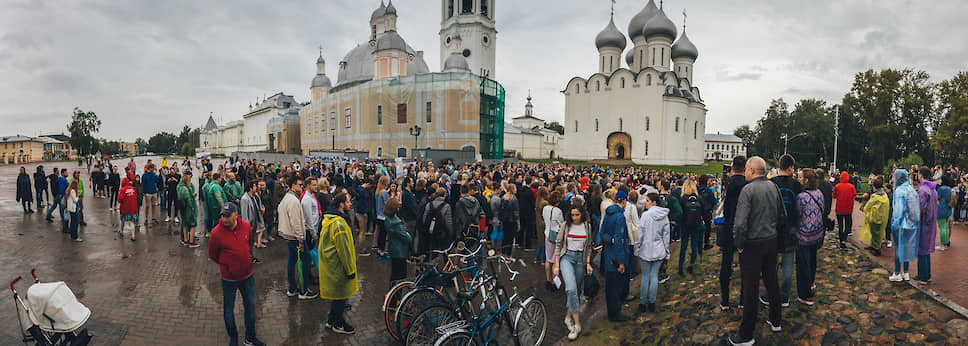 В конце июля сотни горожан собрались у стен Вологодского кремля в защиту культурно-исторического ландшафта города 