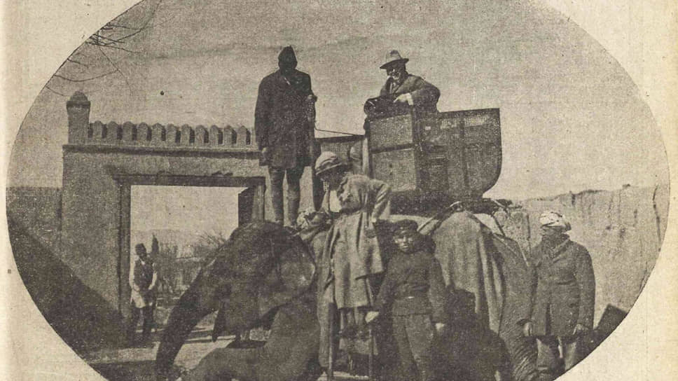 Советский полпред в Афганистане Ф. Раскольников (на слоне) вопреки козням британского МИДа в городе Джелалабаде. Обложка «Огонька», № 11 за 1923 год