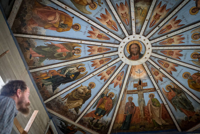Александр Матюхин внутри храма Михаила Архангела (построен в 1715 году) в селе Архангело 