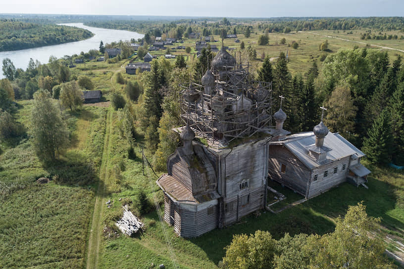 Церковь Рождества Пресвятой Богородицы (построена в 1678 году) в селе Бережная Дуброва на берегу реки Онега 