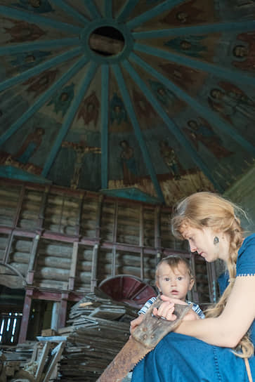 Надежда Соколова с сыном Юрой внутри храма Рождества Пресвятой Богородицы (построен в 1678 году) в селе Бережная Дуброва  