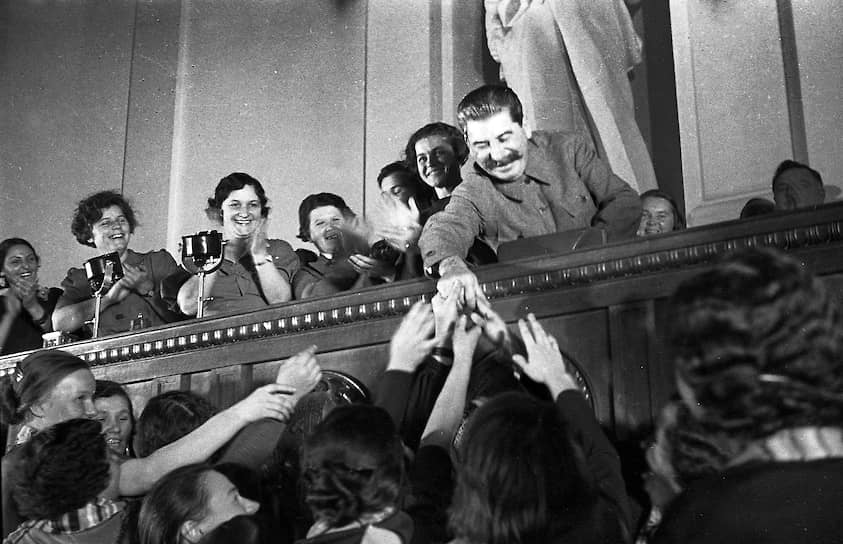 Лишившись реальной биографии, Сталин стал отцом нации. На совещании жен командиров РККА. Москва. 1936 год