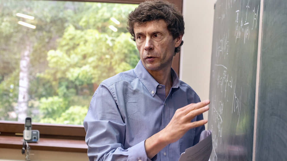 Сейчас работает там в качестве профессора теоретической физики и компьютерных наук на факультете физики, математики и астрономии, а также на факультете инженерии и прикладных наук