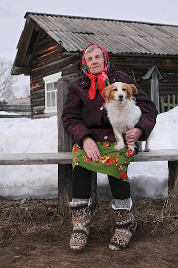 Александра Яковлева и ее пес Тимофей. В юности Шура освоила мужскую профессию, была бондарем, работала на лесозаготовках. Федор Абрамов описал ее в одном из рассказов 