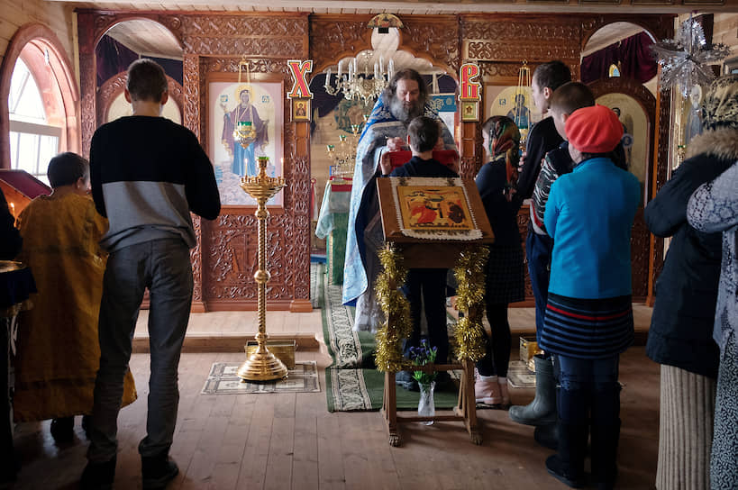 Причастие в одном из маленьких храмов Варзуги. Первые, как всегда, дети