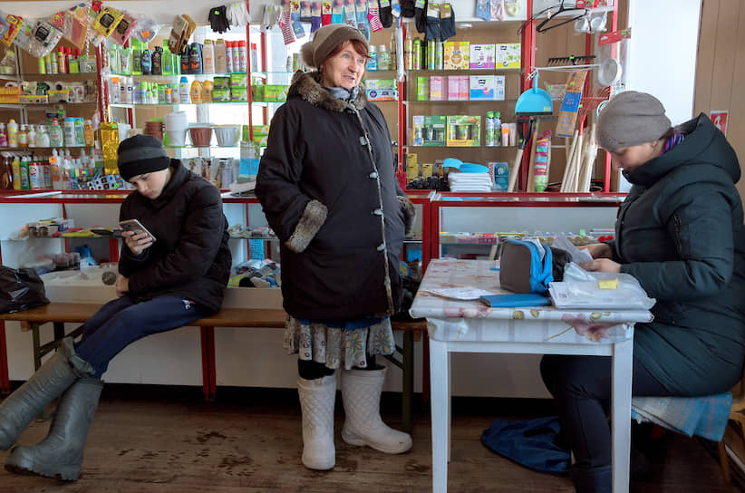 Выдача пенсии в сельском магазине. Из-за того, что местное почтовое отделение закрыто, почтальон с водителем 2-3 раза в неделю приезжают из села Умба, расположенного в 140 км от Варзуги