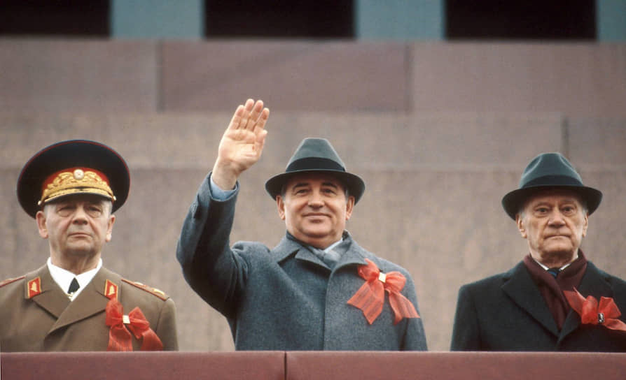 Первомай 1985-го — первый праздник Горбачева во главе страны. Очень скоро министра обороны маршала Сергея Соколова и предсовмина Николая Тихонова рядом с молодым Генеральным секретарем сменят совсем другие лица 