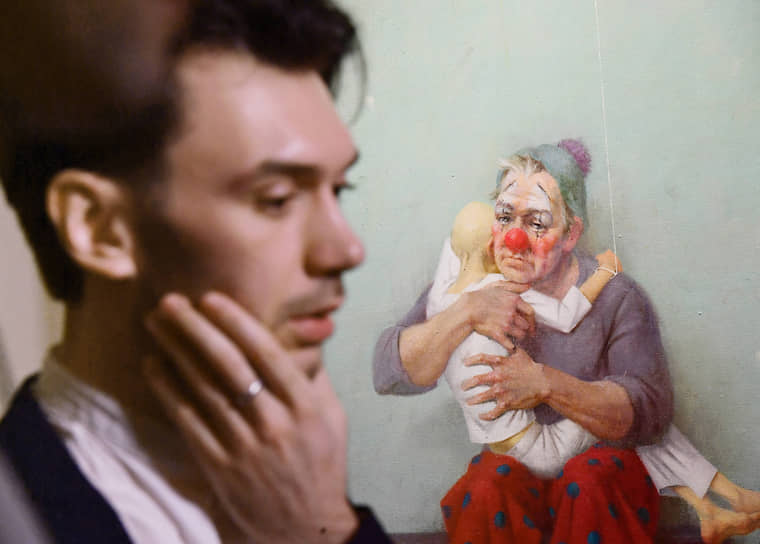 Посетитель на выставке «Правило исключительности» в Фонде культуры «Екатерина»