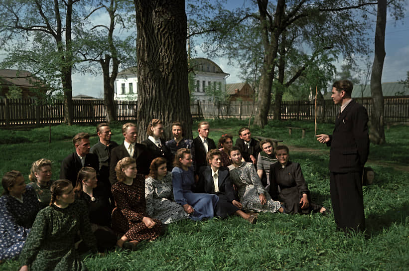 Студенты академии на практике в Тутаево. «Огонек» №3, 1953