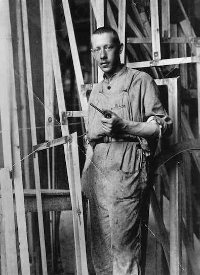 Владимир Татлин перед памятником Третьему Интернационалу. 1920-е