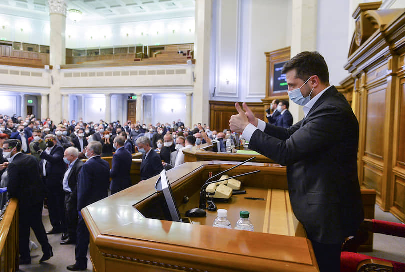 Президент Владимир Зеленский во время выступления в Раде 