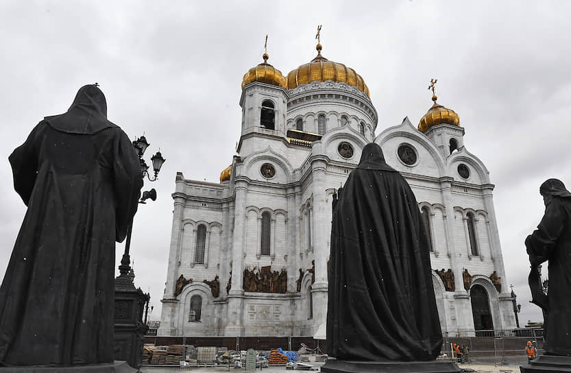 Скульптуры российских патриархов, установленные рядом с храмом Христа Спасителя, кажутся грозными и надежными защитниками от пандемии 
