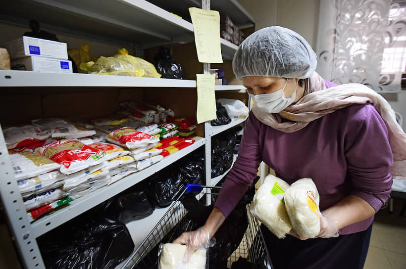 Продукты для нуждающихся в помощи — хлеб, крупы, макароны, консервы, сладости 