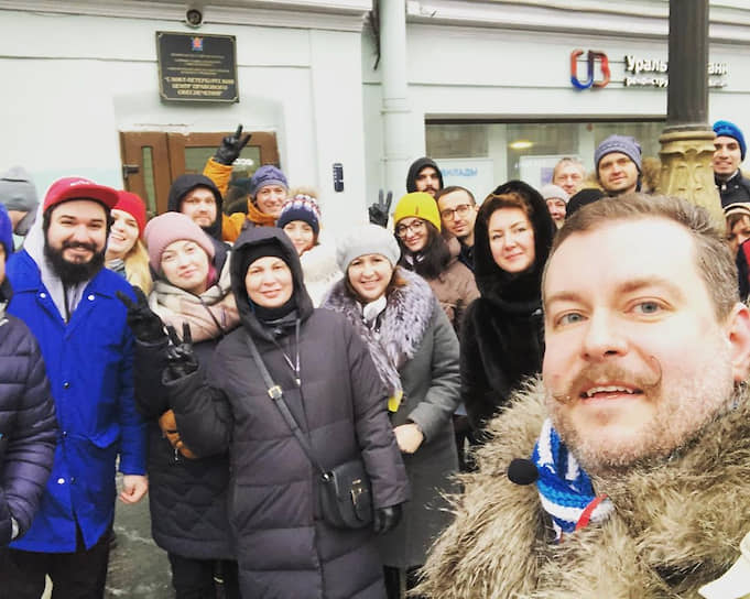 Федор Погорелов( справа на переднем плане) во время экскурсии по Санкт-Петербургу