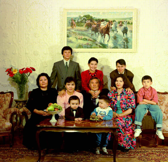 Главная семья Казахстана, 1992 год. Старшая дочь Нурсултана Назарбаева справа от отца, позади — старший зять Рахат Алиев 